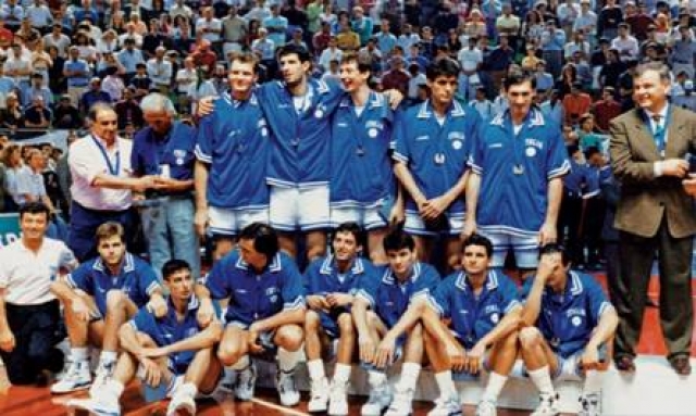 Nazionale Italiana maschile del 1991. Si riconoscono Zorzi, Gamba, Rusconi, Costa, Magnifico, Dell’Agnello, Riva, Galleani, Pessina, Pittis, Gilardi, Gracis, Gentile, Fantozzi, Brunamonti.
